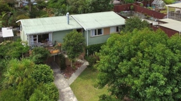 this-birkdale-property-has-three-bedrooms-a-bathroom-and-a-pool