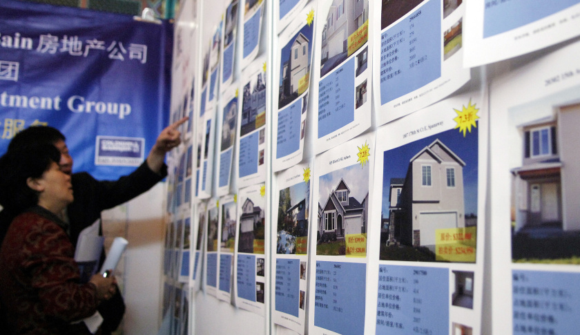 BEIJING, CHINA - 2009/04/11: Houses for sale at the 2009 US-China Real Estate summit & trade fair in Beijing. Under the new EB-5 Visa program, more and more US real estate agents come to China to sell houses, in an effort to weather the financial crisis.  Chinese investors are welcome now because they have accumulated big amounts of cash and are easily attracted by new green card policy. Rich Chinese people tend to send their children to American for their education. (Photo by Zhang Peng/LightRocket via Getty Images)