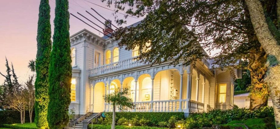 127 Mountain Road, Epsom
