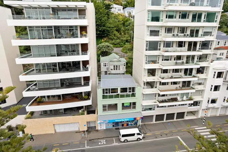 252 Oriental Parade and 1 Baring Street