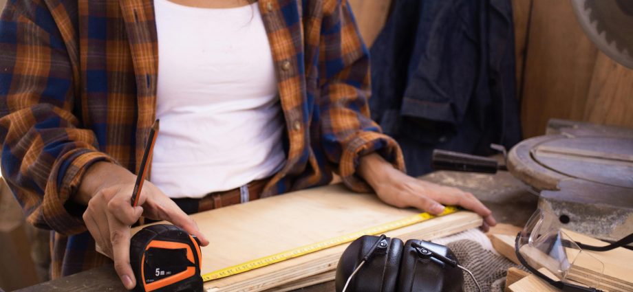 Photo by Los Muertos Crew: https://www.pexels.com/photo/close-up-photo-of-woman-measuring-a-wood-plank-8447802/
